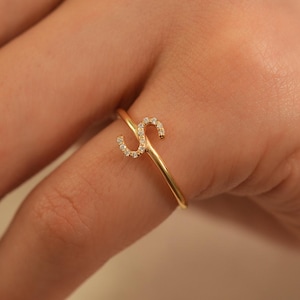 Anillo inicial personalizado de oro de 14 quilates con diamantes: anillo personalizado con letras de la A a la Z, delicado regalo apilable para ella, elegante joyería fina de oro.