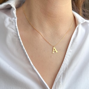 Collar con inicial de oro macizo de 14 quilates / Colgante con letra personalizada / Joyería de oro personalizada / Collar minimalista para uso diario / Regalo para ella