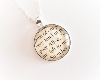 Upcycled "Alice" Book Pendant Ketting - Pagina's uit Alice's Adventures in Wonderland door Lewis Carroll - Bookish Geschenken voor Boekliefhebbers