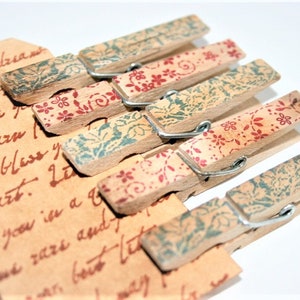 Vintage estilo Clothespin Set - estampado y afligido - Brocado azul & Ruby flores rojas