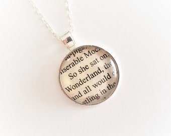 Upcycled "Wonderland" Book Pendant Ketting - Pagina's uit Alice's Adventures in Wonderland door Lewis Carroll - Bookish Geschenken voor Boekenliefhebbers