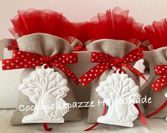 Bolsas de confirmación en cáñamo y lino con yeso temático del árbol de la vida completo con almendras garrapiñadas y tarjeta