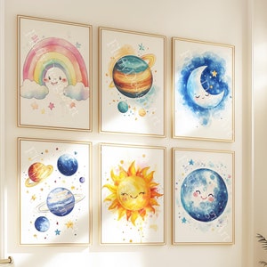 Può includere: Sei dipinti ad acquerello in cornici dorate che raffigurano corpi celesti. I dipinti raffigurano un arcobaleno, un pianeta, una luna, un sole, un pianeta con anelli e un pianeta blu. Ogni corpo celeste ha un viso sorridente.