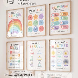 Op de afbeelding: Een set van zes ingelijste wandkunstprints voor kinderen. De prints bevatten kleurrijke illustraties en tekst over gevoelens, waaronder een regenboog, weer en een calm-down toolkit. De tekst "Premium Kids Wall Art" is zichtbaar.