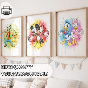 Pode incluir: Três impressões em aquarela emolduradas com personagens da Disney. Pateta e Pluto estão em uma, Mickey e Minnie Mouse em outra, e Pato Donald e Margarida no terceiro. Cada impressão tem um fundo de aquarela colorido e é emoldurada em madeira clara.