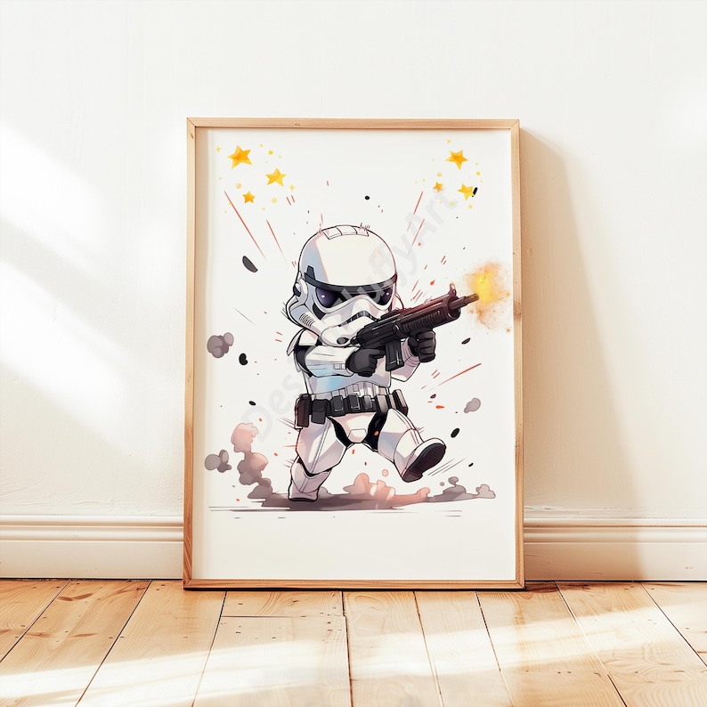 Op de afbeelding: Een ingelijste print met een cartoon Stormtrooper in witte bepantsering, met een zwart blastergeweer. De illustratie bevat gele sterren, rode lijnen en grijze rookeffecten, tegen een witte achtergrond. Het kunstwerk is in een houten lijst.