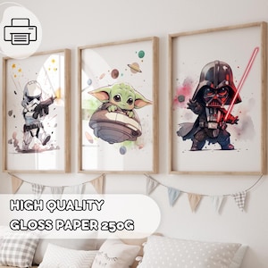 Op de afbeelding: Drie ingelijste prints met Star Wars-personages. De prints tonen een Stormtrooper, Grogu en Darth Vader in een aquarel stijl. De tekst "HIGH QUALITY GLOSS PAPER 250G" staat onder de prints.