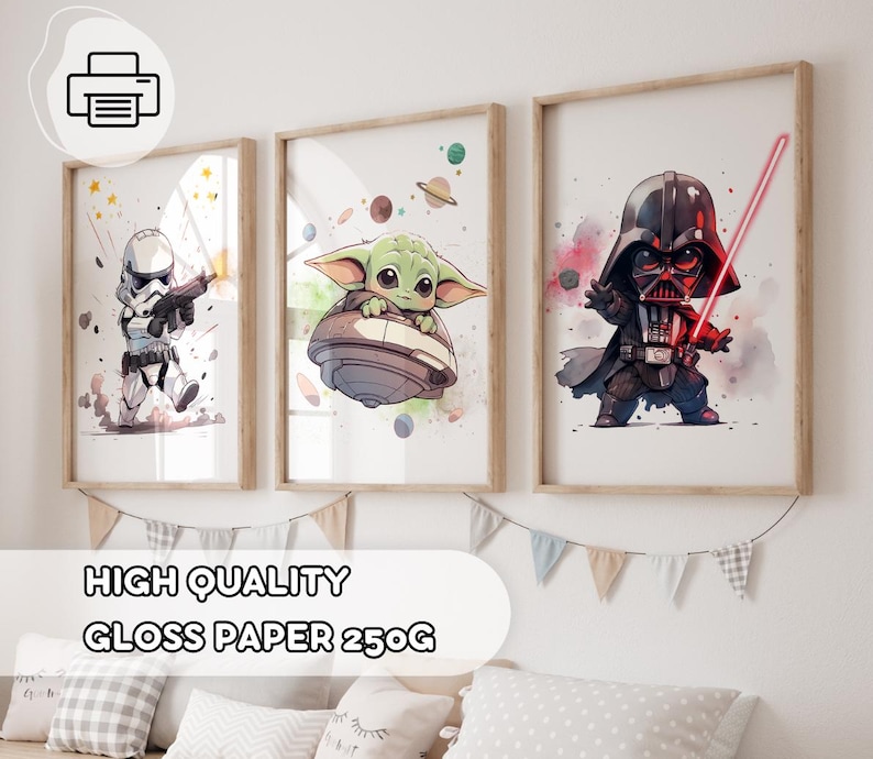 Op de afbeelding: Drie ingelijste prints met Star Wars-personages. De prints tonen een Stormtrooper, Grogu en Darth Vader in een aquarel stijl. De tekst "HIGH QUALITY GLOSS PAPER 250G" staat onder de prints.
