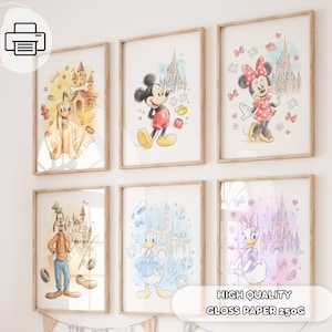 Op de afbeelding: Zes ingelijste aquarelprints met Disney-personages: Pluto, Mickey Mouse, Minnie Mouse, Goofy, Donald Duck en Katrien Duck. Elke print toont een personage met een kasteel op de achtergrond. De prints worden op een witte muur weergegeven.