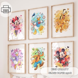 Op de afbeelding: Zes ingelijste aquarelprints met Disney-personages: Minnie Mouse, Donald Duck, Pluto, Katrien Duck, Goofy en Mickey Mouse. Elke print heeft een licht houten frame en een kleurrijke aquarelachtergrond. De tekst "HIGH QUALITY GLOSS PAPER 250G" staat onderaan.