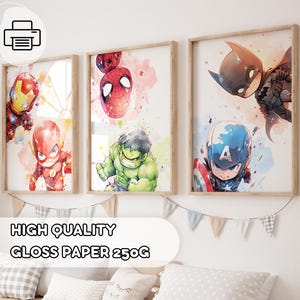 Op de afbeelding: Drie ingelijste aquarelprints met superhelden: Iron Man, The Flash, Spider-Man, Hulk, Batman en Captain America. De prints zitten in houten frames en worden op een witte muur getoond. De tekst "HIGH QUALITY GLOSS PAPER 250G" staat onderaan.