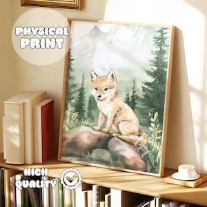 Könnte beinhalten: Eine Aquarell-Illustration eines hellbraunen Fuchses, der auf einem Felsen in einer Waldlandschaft sitzt. Der Fuchs hat eine weiße Brust und einen buschigen Schwanz. Der Hintergrund zeigt grüne Bäume und eine Bergkette.