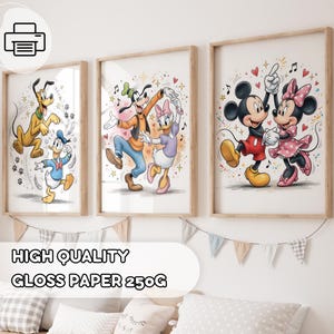 Pode incluir: Três impressões emolduradas com personagens da Disney dançando. Pluto e Pato Donald estão em uma, Pateta e Margarida em outra, e Mickey e Minnie Mouse na terceira. As impressões estão em molduras de madeira e têm o texto "HIGH QUALITY GLOSS PAPER 250G".