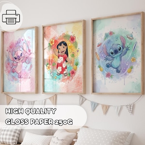 Peut inclure: Trois impressions encadrées à l'aquarelle représentant des personnages d'un film d'animation populaire. Les impressions présentent Stitch, Lilo et Angel dans des couleurs vives. Les cadres sont de couleur bois clair, affichés sur un mur blanc.