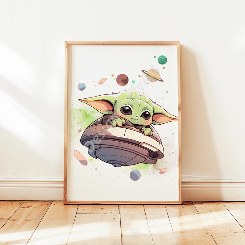 Op de afbeelding: Een ingelijste print met een cartoonafbeelding van een groen buitenaards personage in een ruimteschip. Het kunstwerk bevat planeten en sterren op de achtergrond, met een lichtgroen en aquareleffect. De print zit in een houten lijst.