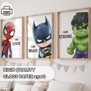 Pode incluir: Três impressões de arte emolduradas de super-heróis, com Homem-Aranha, Batman e Hulk. Cada impressão apresenta uma ilustração de desenho animado do personagem com uma frase motivacional: "I AM LOVED", "I AM BRAVE" e "I AM STRONG". As impressões são em papel brilhante de alta qualidade.