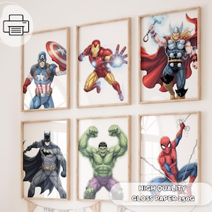 Könnte beinhalten: Sechs gerahmte Kunstdrucke von Superhelden. Captain America, Iron Man, Thor, Batman, Hulk und Spider-Man sind in leuchtenden Farben dargestellt. Die Drucke werden an einer weißen Wand ausgestellt. Der Text "HIGH QUALITY GLOSS PAPER 250G" ist unten sichtbar.
