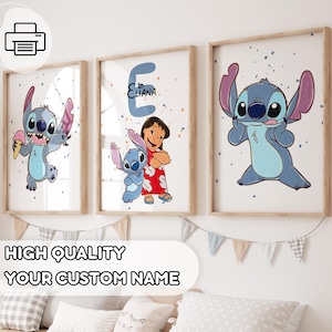 Op de afbeelding: Drie ingelijste kunstdrukken met het personage Stitch uit Lilo & Stitch. Eén print toont Stitch met ijs, een andere met Lilo en de derde met Stitch die een gezicht trekt. De prints zitten in houten frames.