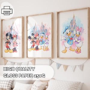 Pode incluir: Três impressões em aquarela emolduradas com os personagens da Disney Mickey Mouse, Minnie Mouse, Pato Donald e Margarida. Cada impressão tem um fundo de castelo com respingos de aquarela rosa e azul. As molduras são marrons claras.