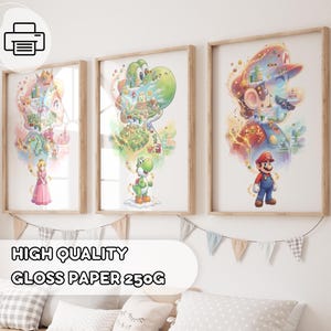 Może przedstawiać: Trzy oprawione wydruki artystyczne z kolorowymi ilustracjami Księżniczki Peach, Yoshiego i Mario. Wydruki są w drewnianych ramach i są wyświetlane na białej ścianie. Widoczny jest tekst "HIGH QUALITY GLOSS PAPER 250G".
