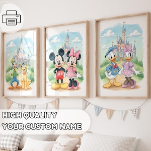 Puede incluir: Tres impresiones enmarcadas en acuarela con personajes de Disney. Las impresiones muestran a Mickey Mouse, Minnie Mouse, Donald Duck, Daisy Duck, Goofy y Pluto frente a un castillo. El texto "HIGH QUALITY YOUR CUSTOM NAME" está en la parte inferior.