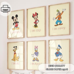 Pode incluir: Seis impressões emolduradas com personagens da Disney: Mickey Mouse, Minnie Mouse, Pateta, Pluto, Margarida e Pato Donald. Cada impressão tem um fundo amarelo claro com uma ilustração de personagem e uma frase. O canto inferior direito tem o texto "HIGH QUALITY GLOSS PAPER 250G".