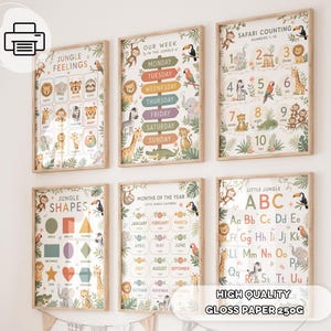 Puede incluir: Seis carteles educativos enmarcados con ilustraciones con temática de la jungla. Los carteles muestran temas como sentimientos, los días de la semana, conteo de safari, formas, meses del año y el alfabeto. El texto "High Quality Gloss Paper 250G" está en la parte inferior.