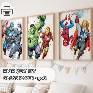 Pode incluir: Três impressões emolduradas com super-heróis da Marvel: Capitão América, Pantera Negra, Hulk, Homem de Ferro, Homem-Aranha e Thor. As impressões são exibidas em uma parede com o texto "HIGH QUALITY GLOSS PAPER 250G".