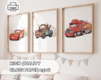 Op de afbeelding: Drie ingelijste prints met cartoonauto's. De eerste print toont een rode raceauto, de tweede een bruine takelwagen en de derde een rode vrachtwagen. De tekst "HIGH QUALITY GLOSS PAPER 250G" staat onderaan.