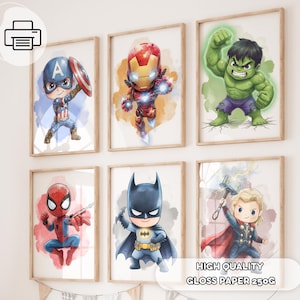 Könnte beinhalten: Sechs gerahmte Drucke mit Cartoon-Illustrationen von Superhelden, darunter Captain America, Iron Man, Hulk, Spider-Man, Batman und Thor. Jede Figur ist in einer dynamischen Pose mit leuchtenden Farben und Aquarellhintergründen dargestellt. Die Drucke werden an einer weißen Wand ausgestellt.