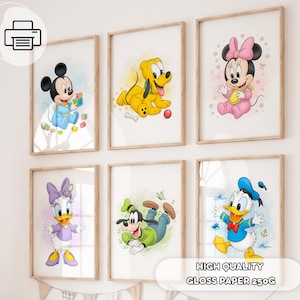 Könnte beinhalten: Sechs gerahmte Drucke mit Disney-Figuren: Micky Maus, Pluto, Minnie Maus, Daisy Duck, Goofy und Donald Duck. Jeder Druck hat einen hellen Holzrahmen. Die Drucke sind auf hochwertigem Glanzpapier. Der Text "HIGH QUALITY GLOSS PAPER 250G" steht unten.