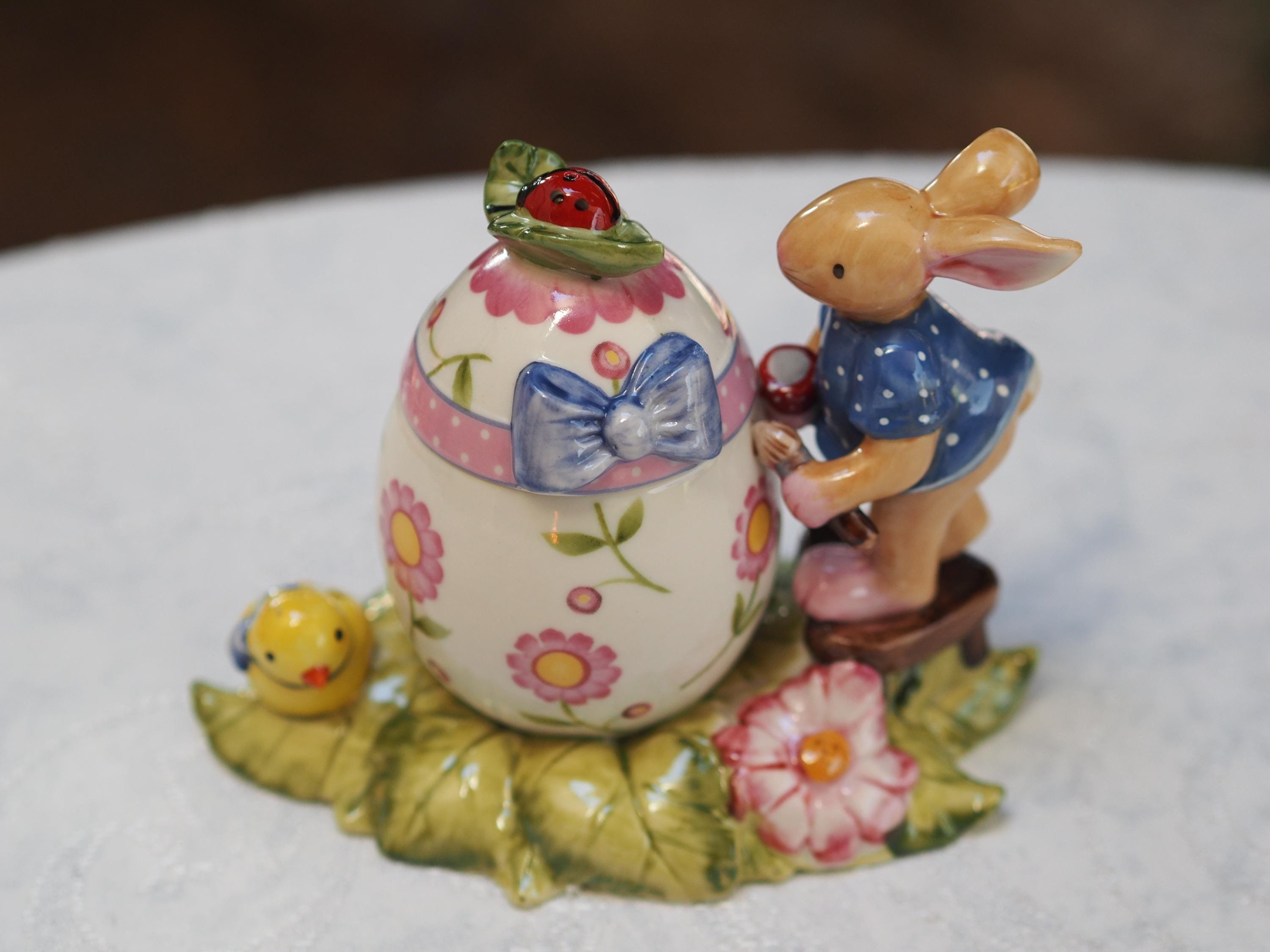 ビレロイ＆ボッホ バニーファミリー イースターエッグを持つウサギ｜蓋