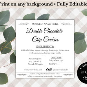 以下が含まれることがあります： ダブルチョコレートチップクッキーの白いラベルデザイン。エレガントなスクリプトと材料の詳細が特徴です。ラベルには「Print on any background • Fully Editable」というテキストと「Customize in Canva」への呼びかけが含まれています。