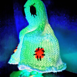 Stickmönster för "Patch the Holey Ghost" Halloween-glasshållare med bus eller godis-present