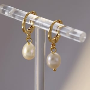 Dainty Freshwater Pearl Hoop Earrings, Gold Huggie Earrings, Pearl Drop Earrings for Women, Minimalist Bridal Jewelry, Elegant Bridesmaid