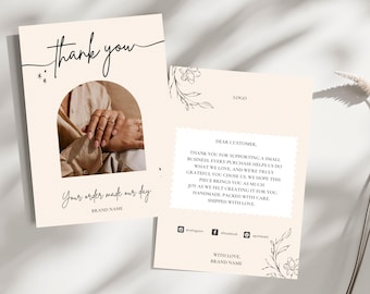 Może przedstawiać: Dwustronna kremowa kartka z podziękowaniami z czarnym tekstem. Przód zawiera słowa "thank you" i "Your order made our day". Zdjęcie przedstawia dłonie z pierścionkami. Tył zawiera wiadomość i ikony mediów społecznościowych.