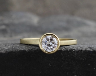 Anillo de compromiso solitario con bisel de diamantes naturales, anillo de bodas de oro amarillo de 14 quilates, diamante de alta claridad, diamante de 0,5 quilates, talla brillante, elegante.