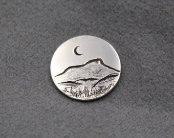 Alfiler de corbata de montaña grabado personalizado en plata de ley / Hecho a pedido, personalizable, grabado de joroba de camello y luna creciente