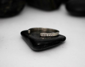 Anillo dividido de oro blanco de 14 quilates con diamantes naturales engastados al ras