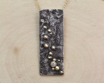 Colgante de plata de ley orgánica reticulada con diamantes naturales de constelación y gránulos de oro amarillo de 14 quilates, con barra vertical.