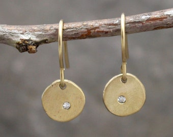 Aretes de disco de oro amarillo reciclado de 14 quilates con diamantes naturales de talla brillante engastados asimétricamente, oro martillado, joyería sostenible.