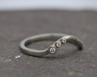 Asymmetrical 14 Karat White Gold Contouring Band with Graduated Natural Diamonds, Modern Ring, Understated