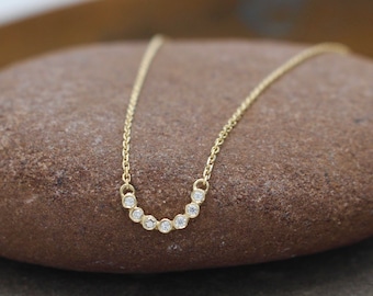 Petite Curved Natural Diamond Bar Halskette aus 14K Goldkiesel mit 18K Kette, Brautschmuck, mehrere Diamanten, minimalistischer Stil - MTO