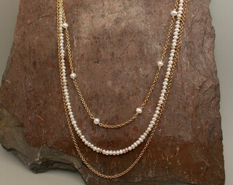 Collana lunga a strati con perle naturali e oro 14K riempito / Tre fili, lunghezza regolabile, oro 14K riempito, pietra portafortuna di giugno