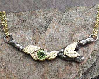 Collana a forma di ramoscello in granato demantoide verde brillante, oro 14k e argento sterling, tema natura, pietra portafortuna di gennaio