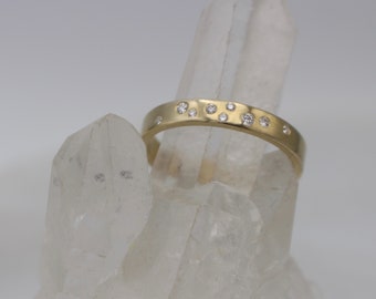 Anillo de oro amarillo de 14 k con diamantes naturales dispersos engastados al ras - Hecho a pedido, anillo personalizable, anillo unisex, anillo apilable, alianza de boda