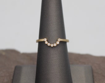 Delicado anillo de oro de 14 quilates con diamantes naturales, alianza de boda y banda de contorno.