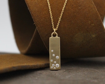 Colgante moderno de oro de 14 quilates con diamantes naturales orgánicos dispersos engastados al ras. Fabricado a pedido.