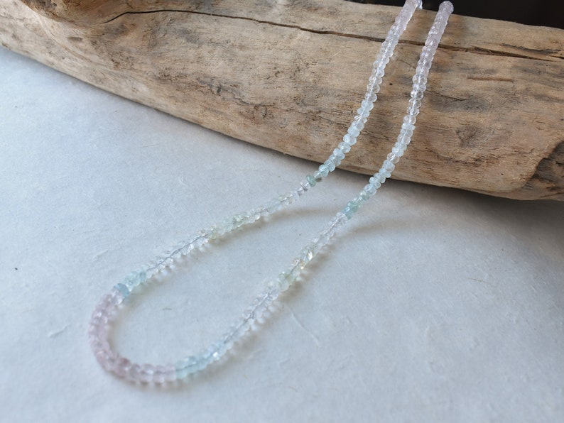 Pu&ograve; includere: Una collana delicata realizzata con piccole perline sfaccettate in tonalit&agrave; rosa, azzurro e trasparente. Le perline sono infilate su un filo sottile e la collana &egrave; lunga circa 45 cm.