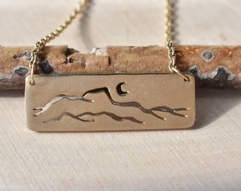 Collar con barra recortada de cordillera con joroba de camello grabada a mano en oro de 14 quilates. Personalizable con su cordillera en un colgante. Hecho a pedido.